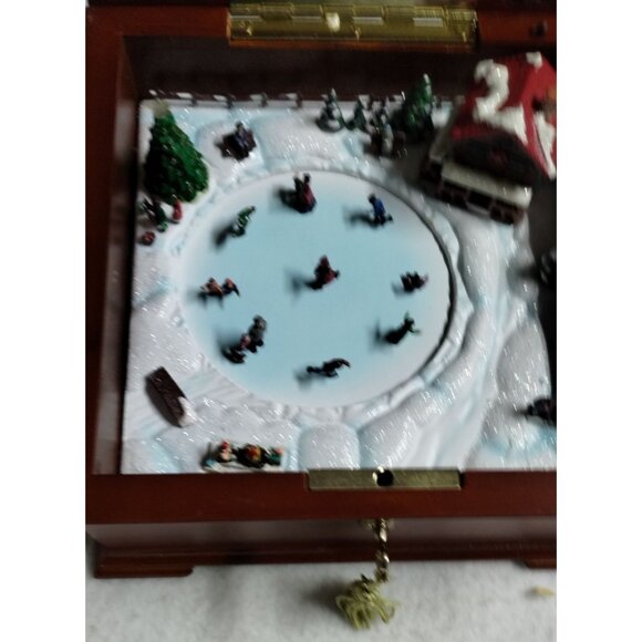 Gold Label Collection Illuminated Music Box With Animated Skaters & 30 Songs - Picture 3 of 13